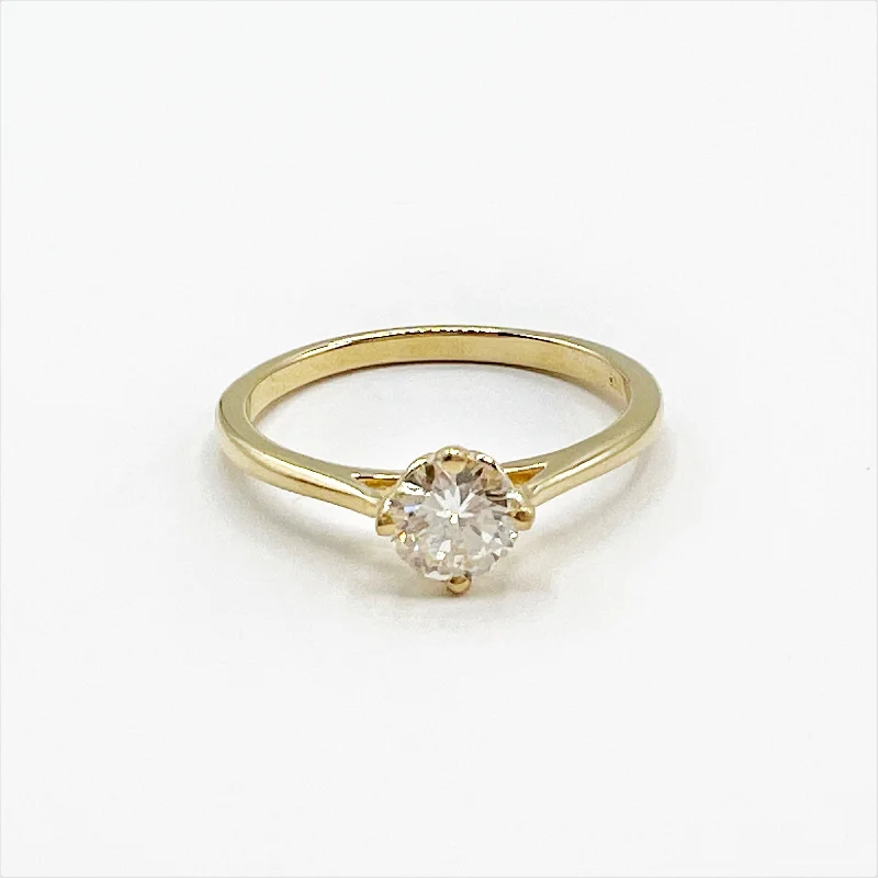 triple-stone vintage ladies ring-Classic Diamond and Gold 18 Karat Ring