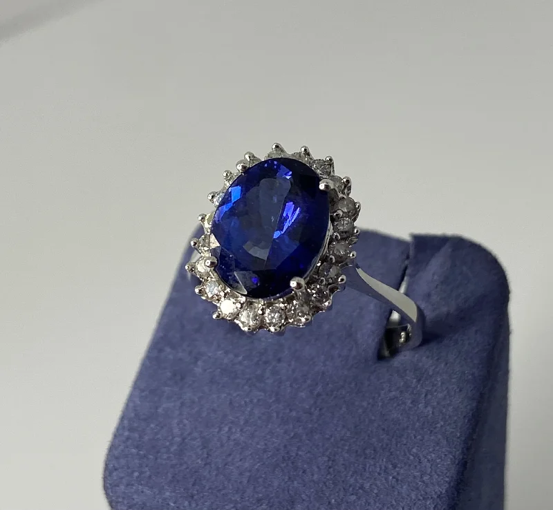 vintage-inspired ladies ring-White Gold Oval-Shape Natural Tanzanite Ring